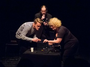 Foto: Henk van der Stehen, Lee White and Alieke van der Wijk in „4 gewinnt“-duell, Photo: Sören Boller